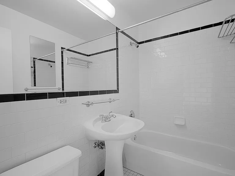 420 W 42nd St #19G — Photo 4