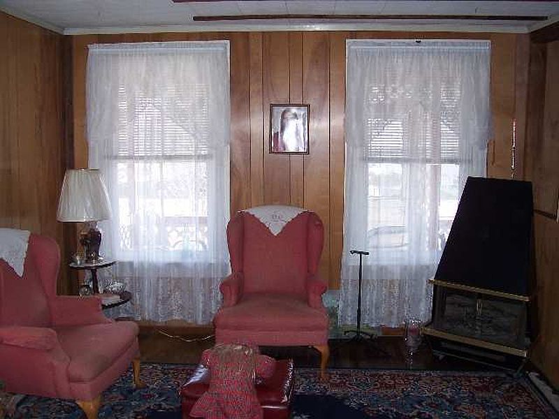 4th image of 239 N MAIN Street