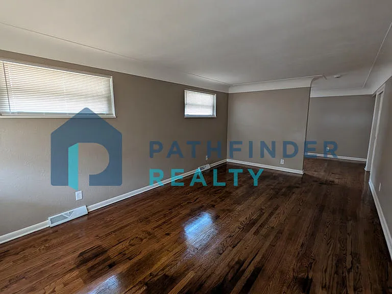 1954 Litchfield Ave — Photo 4