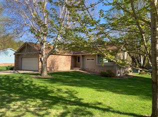 875 20th St, Windom, MN 56101