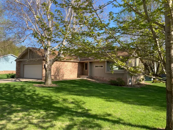 875 20th St, Windom, MN 56101