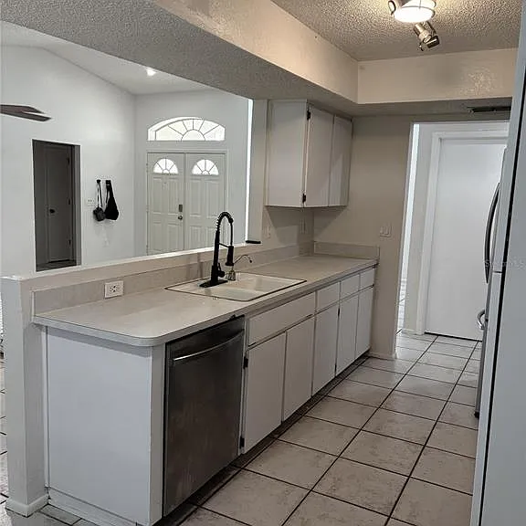7330 Fairwood Ave — Photo 6