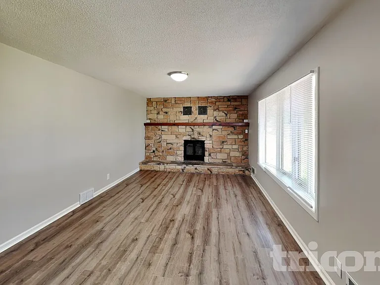 1572 Pullman Ave — Photo 3