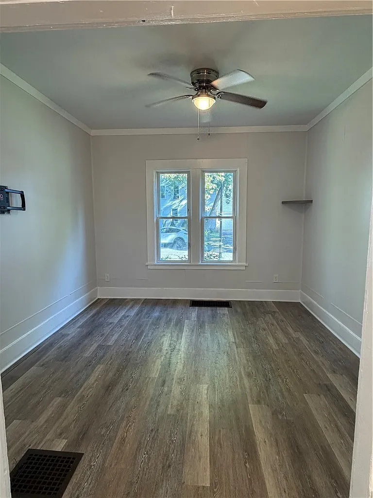 3 bed, 1.5 bath, 2804 sqft, $1,800 — Photo 4