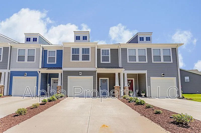 3 bed, 2.5 bath, 1600 sqft, $1,600 — Photo 1