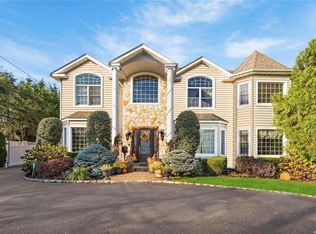 399 Ellison Ave, Westbury, NY 11590