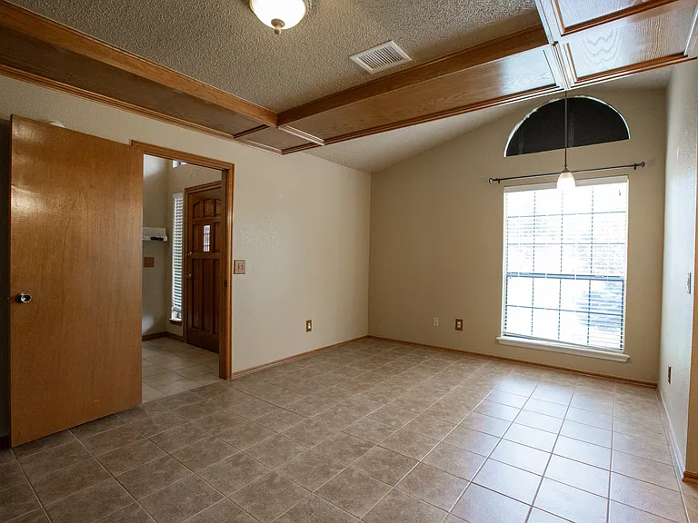 2208 NE 10th St — Photo 26
