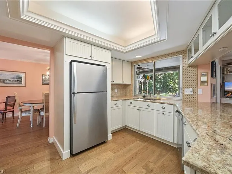 587 Parkwood Ln — Photo 9