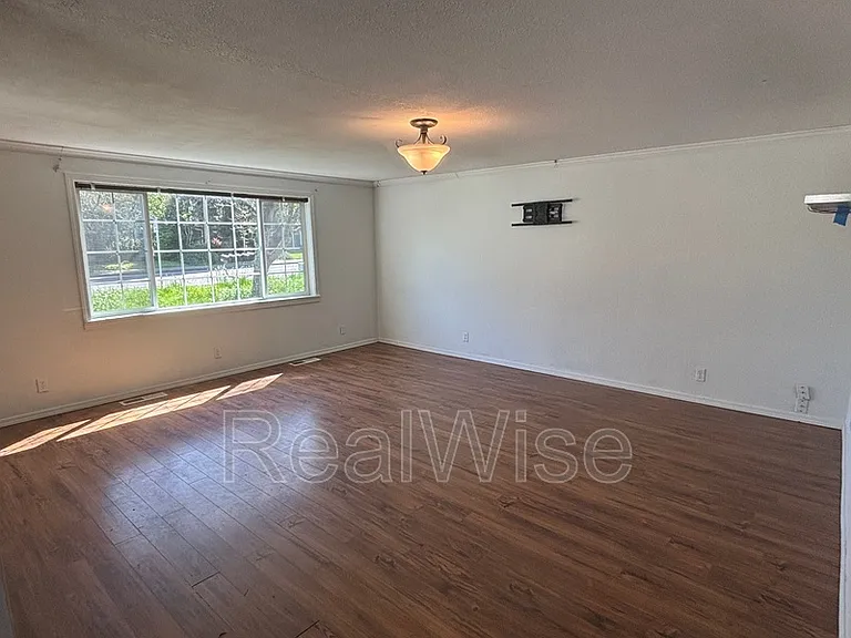 1296 NW Keasey St — Photo 3
