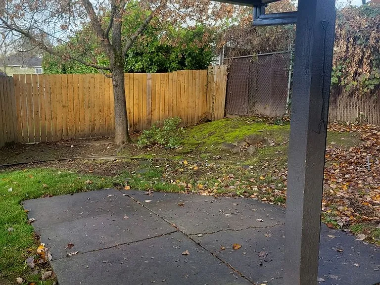 2039 Campus Dr — Photo 11