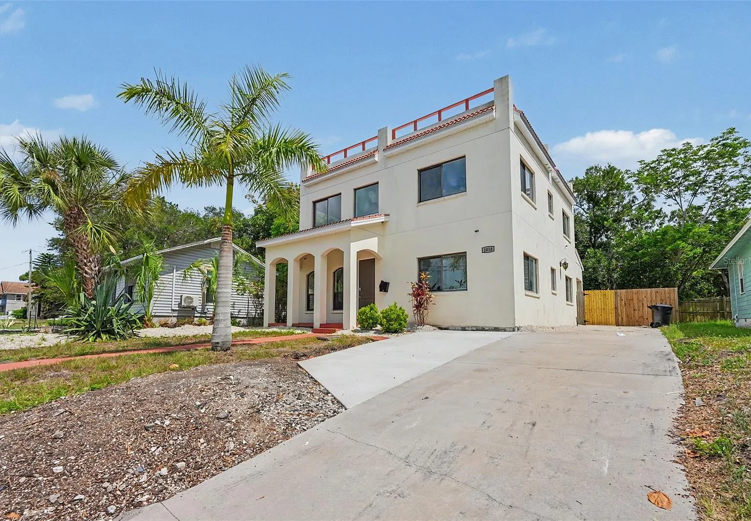 4 bed, 4.0 bath, 2592 sqft, $4,500 — Photo 3