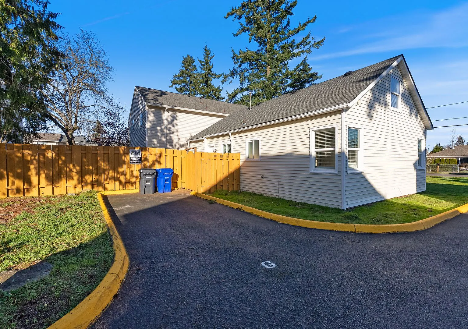 4 Bed | 1 Bath with Modern Finishes in SE PDX — Photo 4
