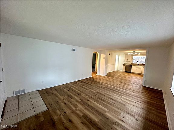 4th image of 937 Broadway Blvd