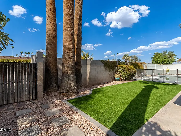 1942 E Pebble Beach Dr — Photo 4