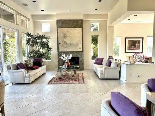 384 Tomahawk Dr, Palm Desert, CA 92211