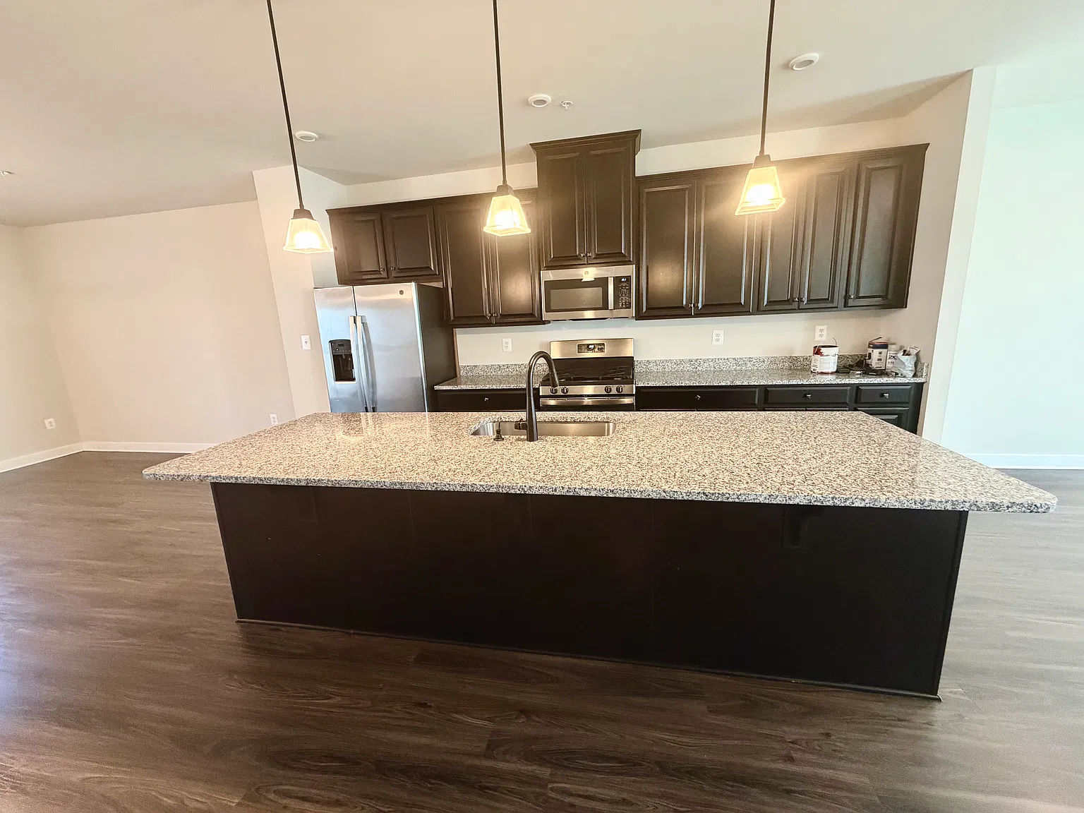 3 bed, 3.5 bath, 2412 sqft, $3,300 — Photo 2