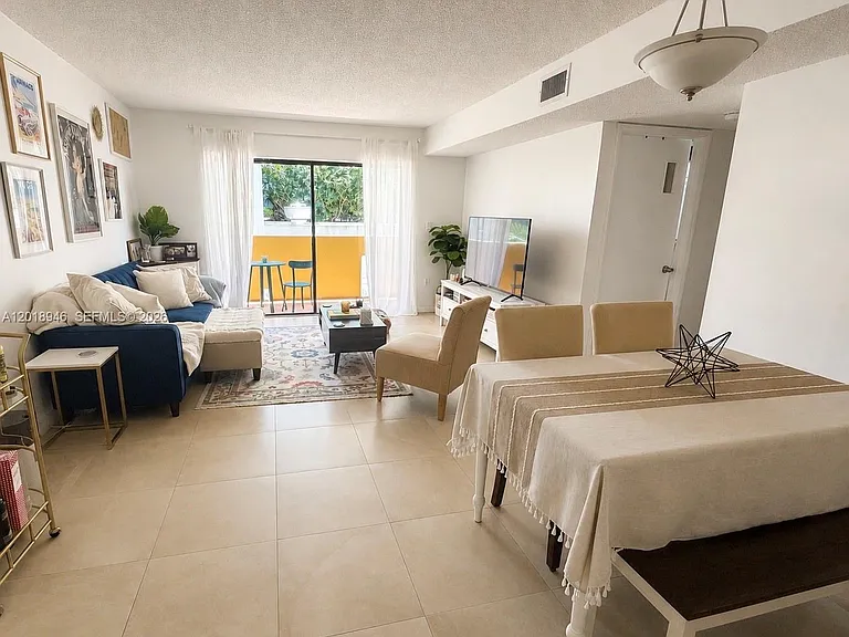 2924 Collins Ave #404 — Photo 2