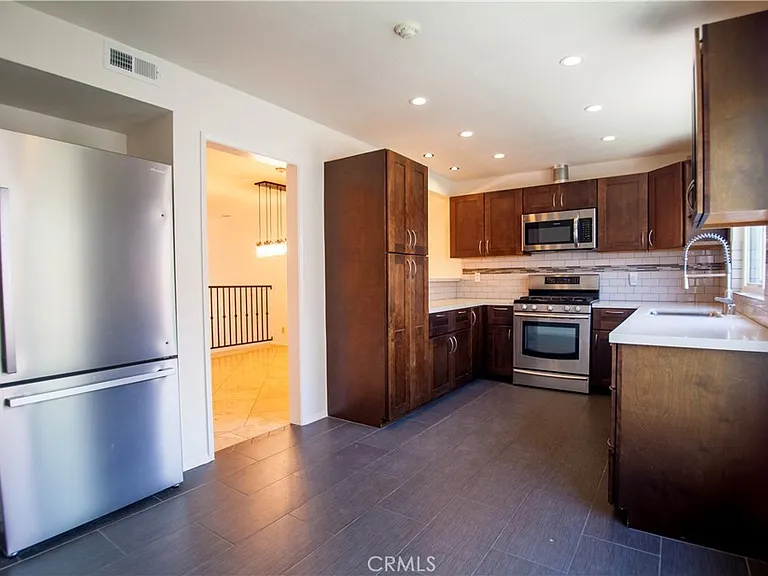 121-4 S Juanita Ave — Photo 12