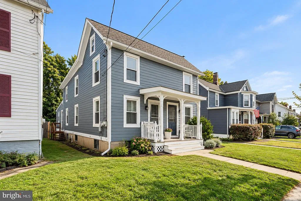 32 Columbia Ave — Photo 2