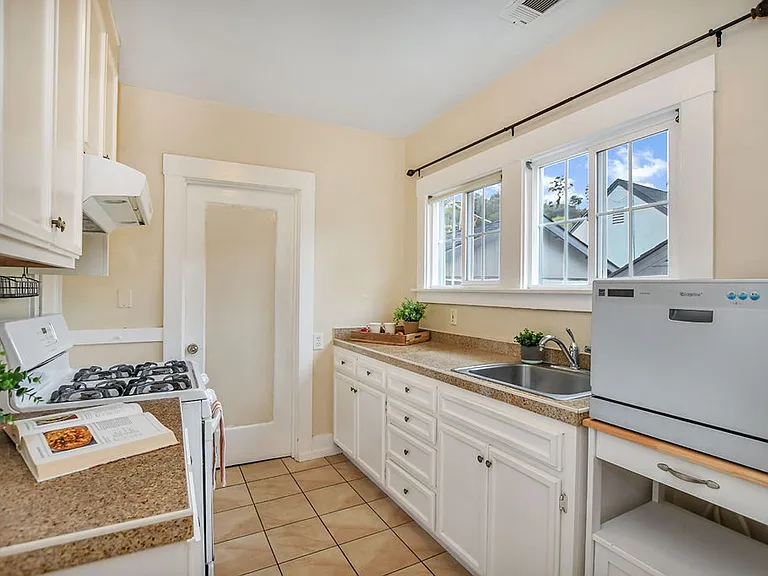 405 Arreba St — Photo 8