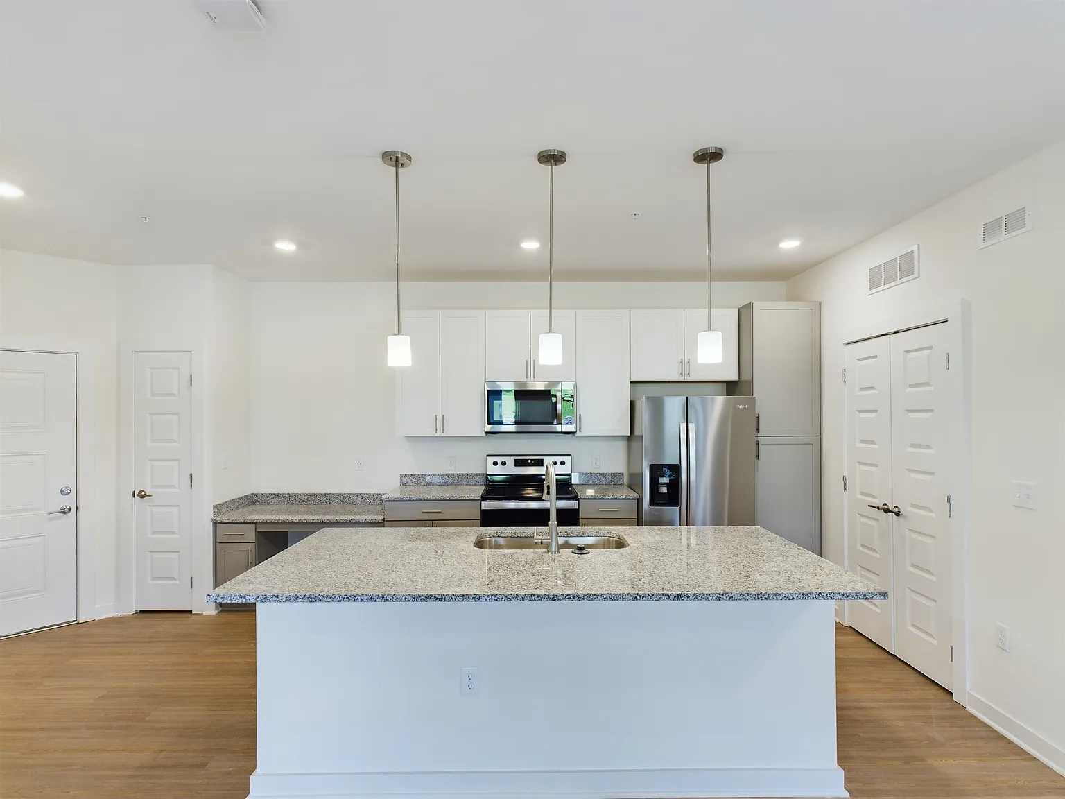 3 bed, 1389 sqft, $2,799 — Photo 2