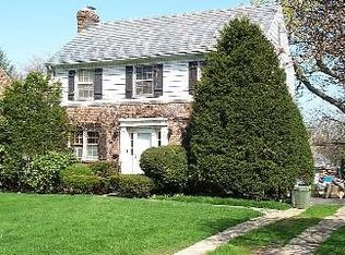 39 Upland Rd, Great Neck, NY 11020