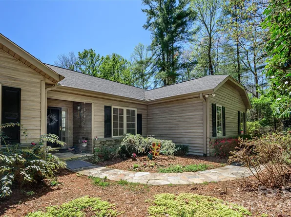 35 Tall Pines Rd, Hendersonville, NC 28739