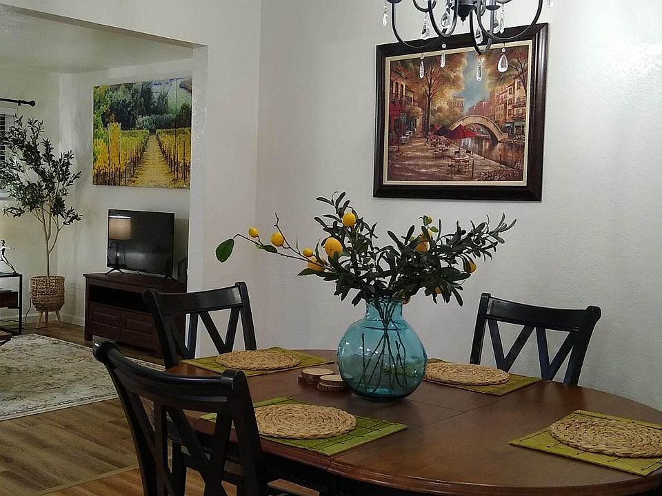 Enjoy eating in rustic style!