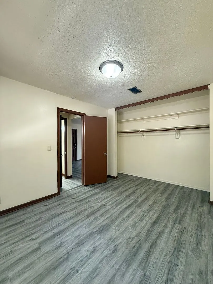 Colonial Court — Photo 4