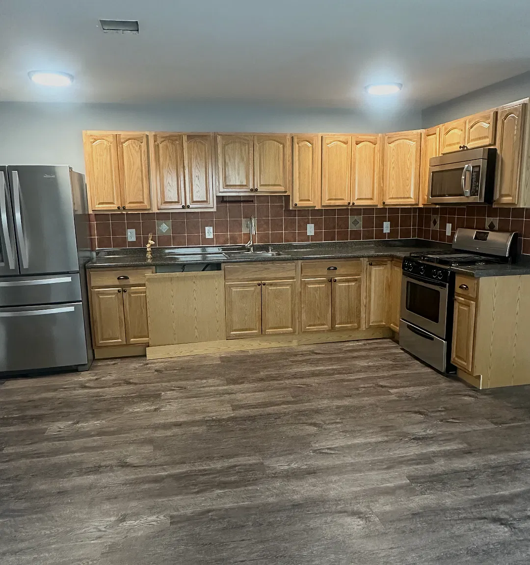 Furnished 3-Bedroom Home with Open Living in Elizabeth, NJ — Photo 4