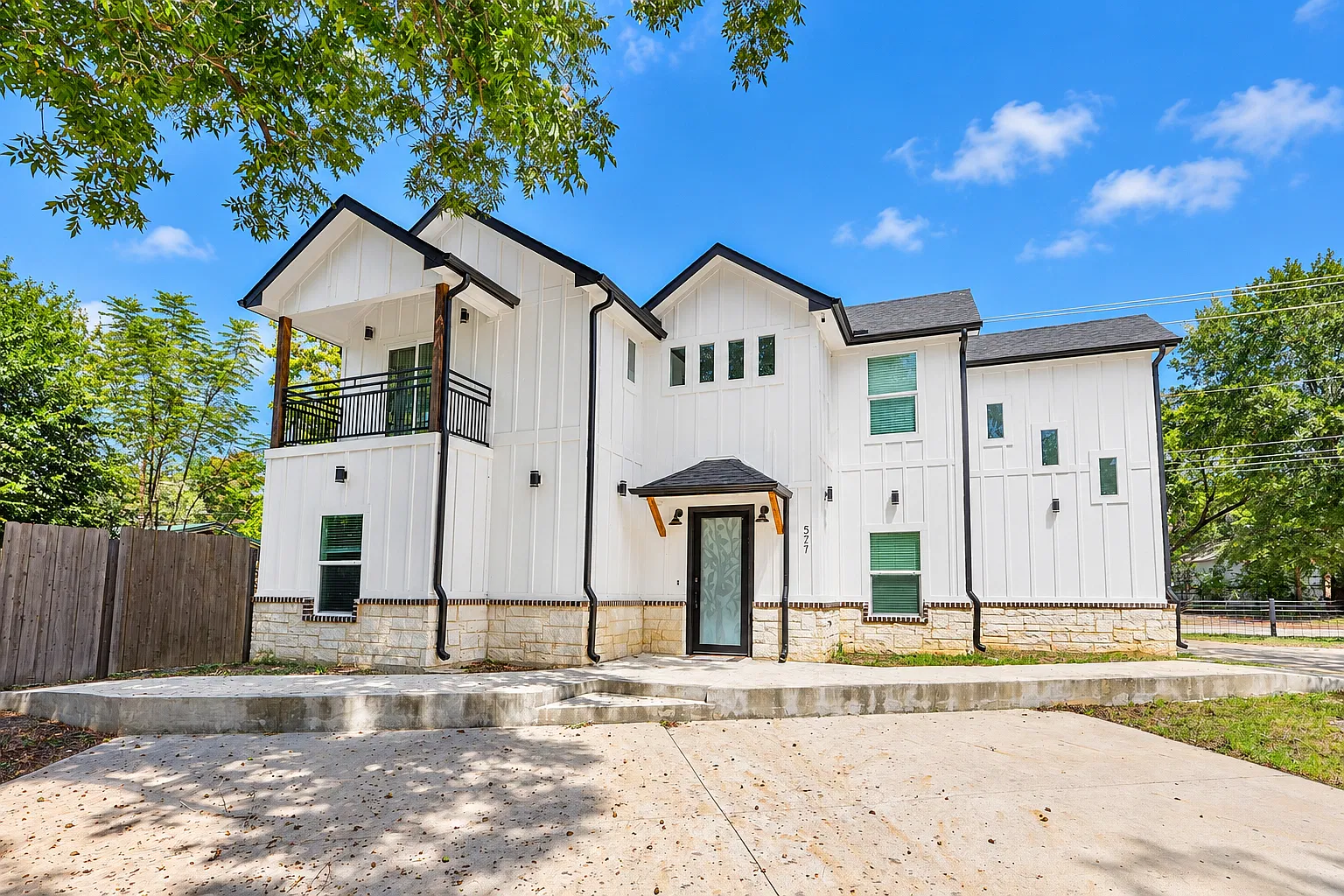 4 bed, $2,050 — Photo 1