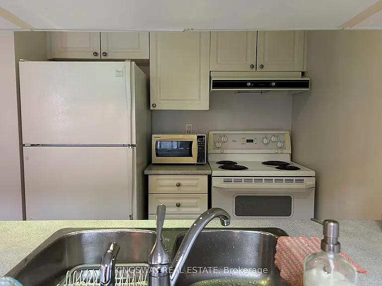 887 Bay St #301 — Photo 5