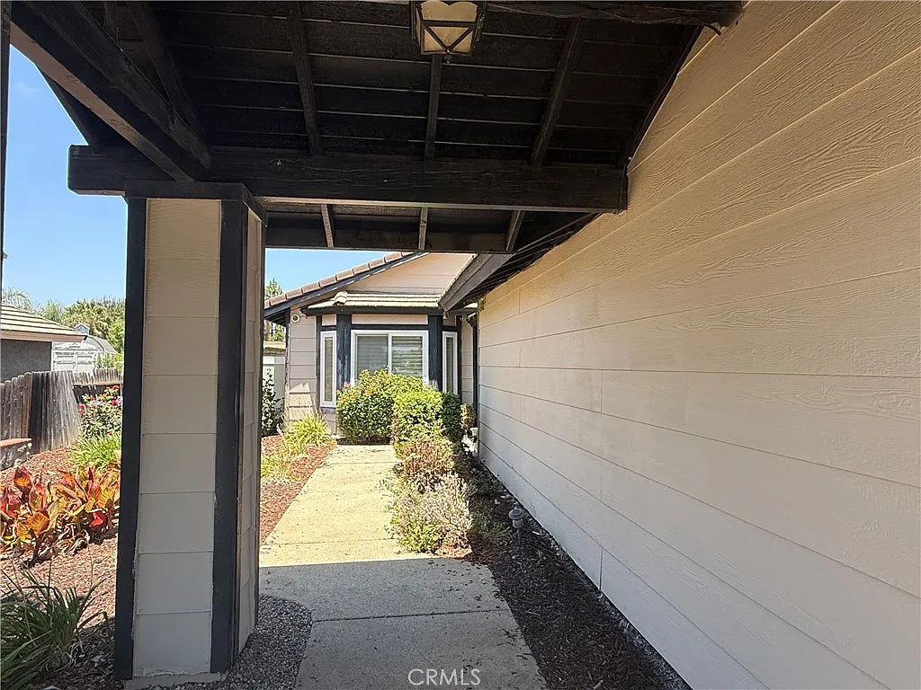 5 bed, 2355 sqft, $4,600 — Photo 3