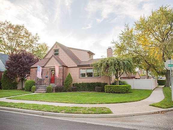 2nd image of 46 Maple Dr W