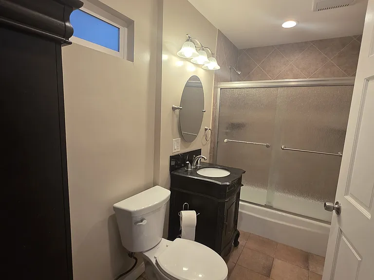 Master bedroom's bathroom