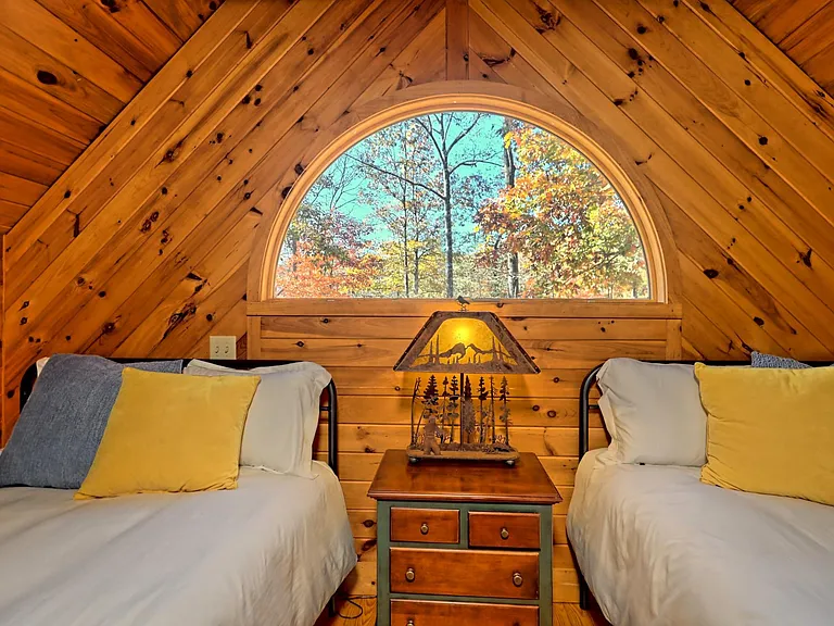 Loft bedroom #2 with 2 twin beds