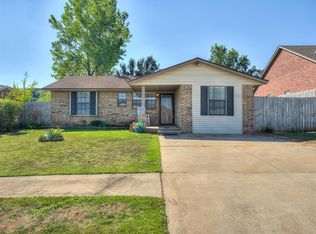 674 SW 12th St, Moore, OK 73160