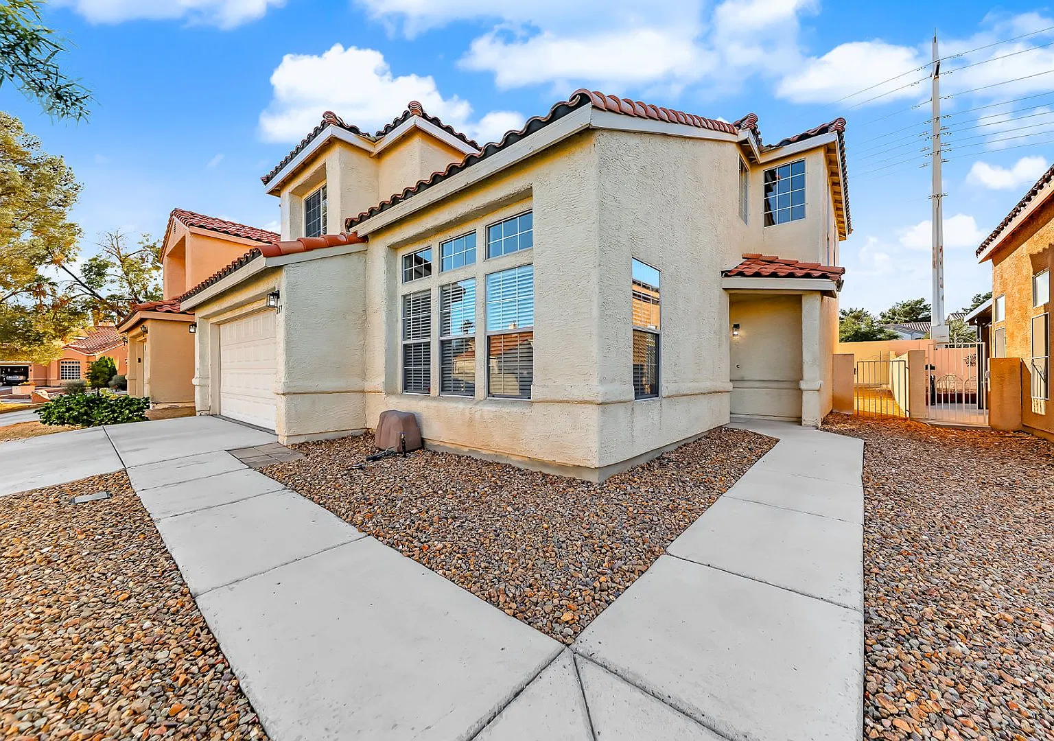 Remodeled, two story, 5 bedroom, 2 1/2 bath, 2 car — Photo 2