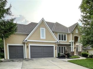 6208 Northlake Dr, Parkville, MO 64152
