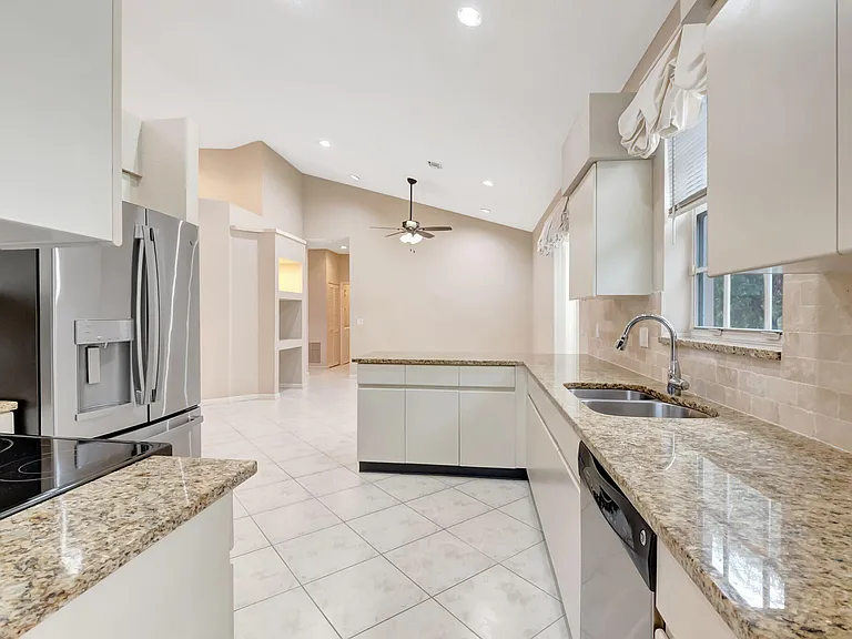 11081 Springbrook Cir — Photo 18