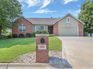 913 Brierwood Dr, Manhattan, KS 66502