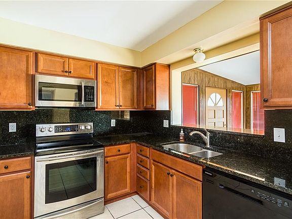 2nd image of 923 Phyllis Ave