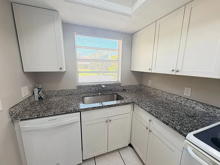 1123 SW 48th Ter #106 — Photo 4