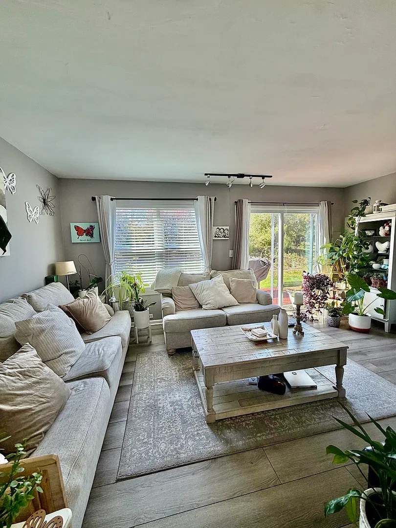 2 bed, 1.5 bath, 1008 sqft, $2,000 — Photo 2