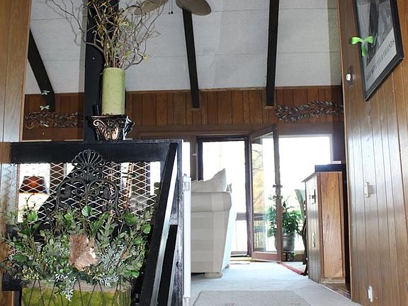 4th image of 37 Villa Dr