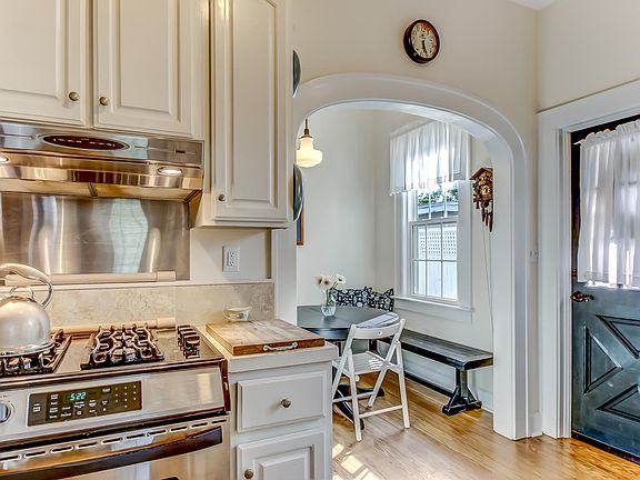3rd image of 723 E 51st St