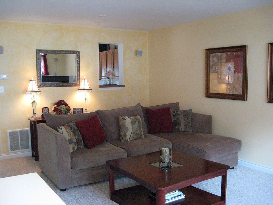 LARGE FAMILY/LIVING ROOM