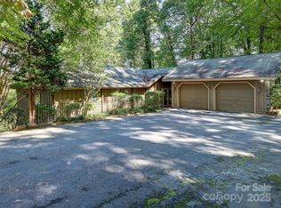 215 Estate Dr, Hendersonville, NC 28739