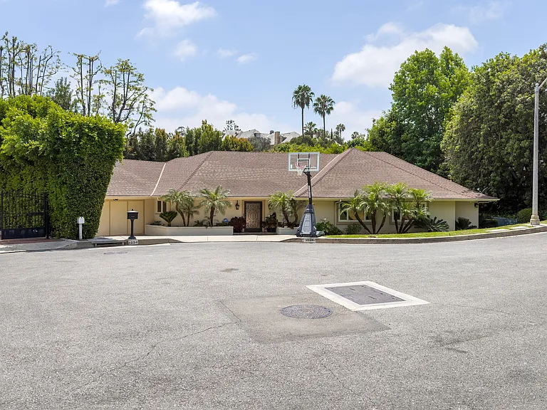 Quiet cul-de-sac setting adds exclusivity to this Beverly Hills luxury rental home at 1094 Garden Lane, a premier 90210 lease opportunity.