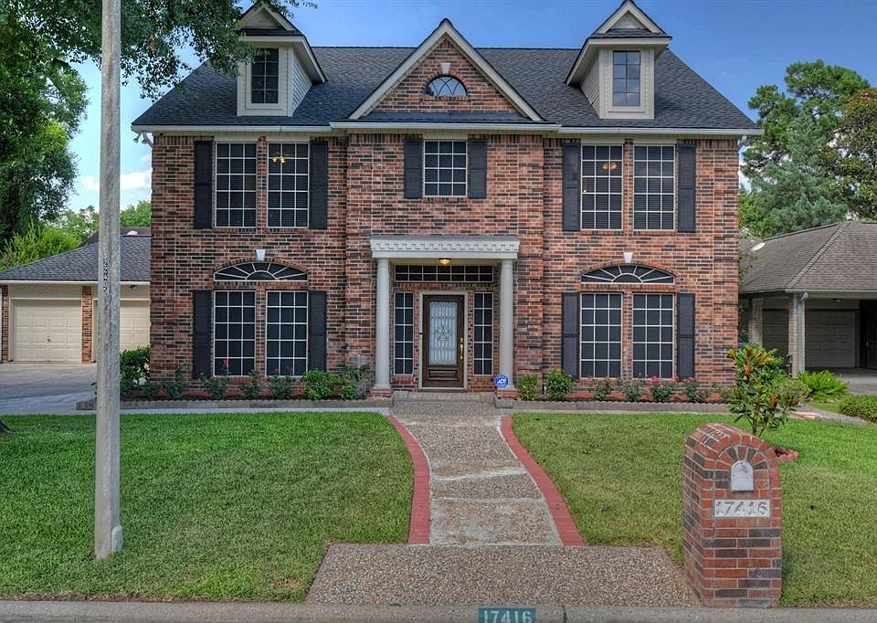 Dramatic front entrance, colonial porch & Georgian Style Architecture.